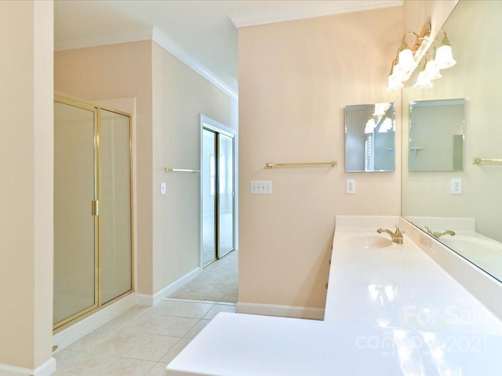 3426 Rhett Butler Place Charlotte, NC 28270 - Photo 29 of 40 a bathroom with a tub sink and mirror