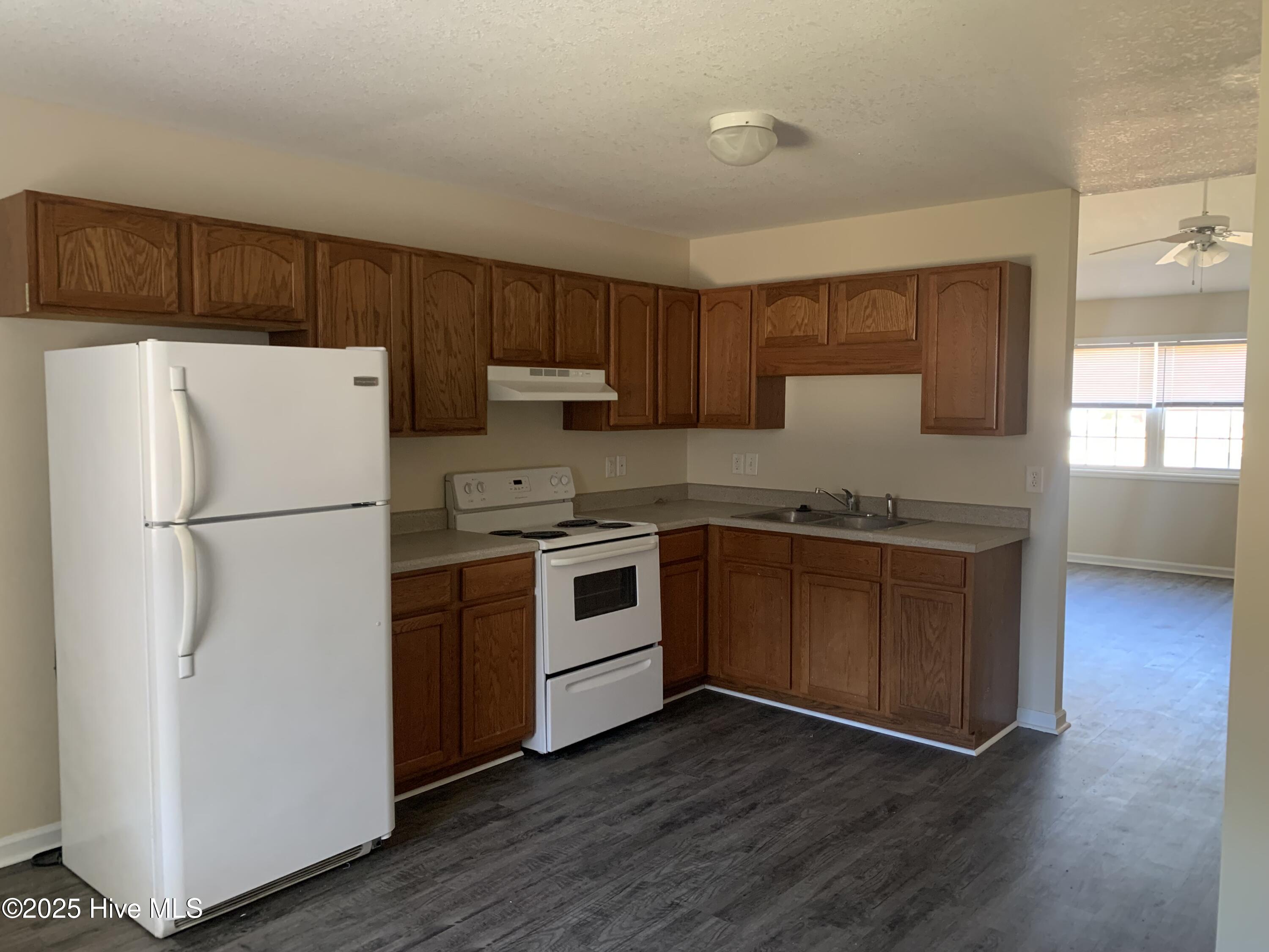 586 Haws Run Road, Unit 11 Jacksonville, NC 28540 - Photo 6 of 12 IMG_2713