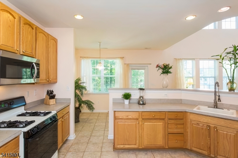 28 Sutton Court Pennington, NJ 08534 - Photo 13 of 35