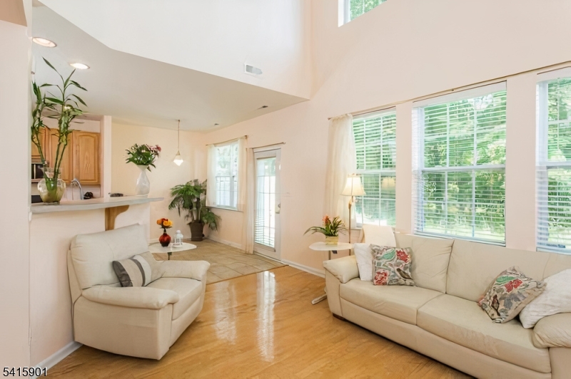 28 Sutton Court Pennington, NJ 08534 - Photo 7 of 35