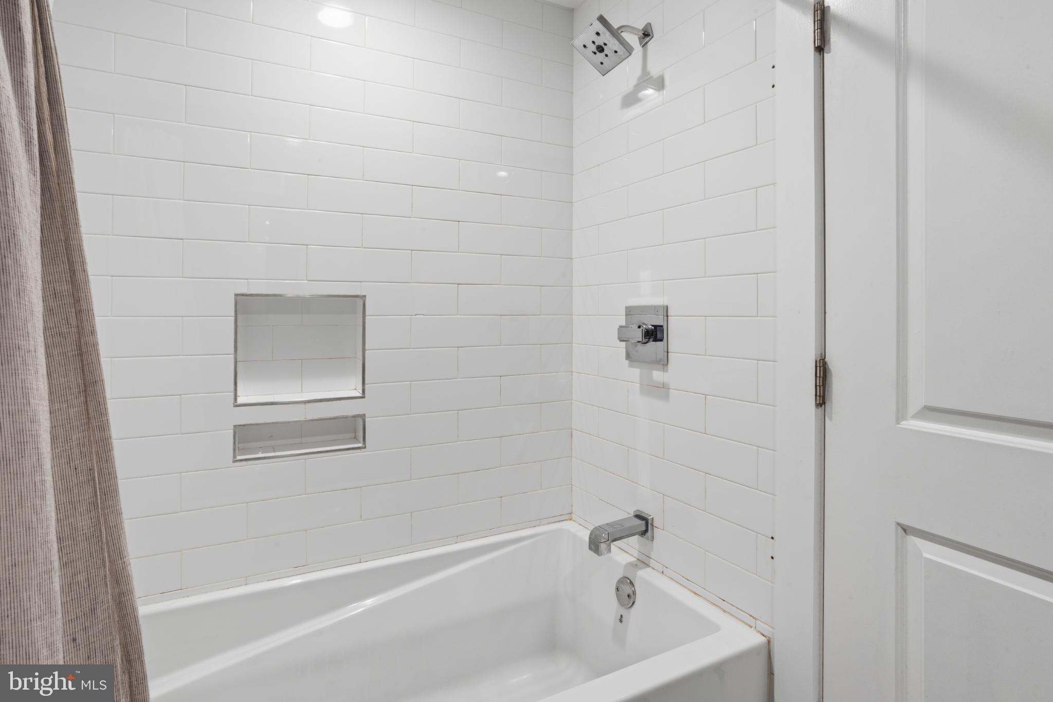 173 West Price Street Philadelphia, PA 19144 - Photo 20 of 40 a bathroom with a tub
