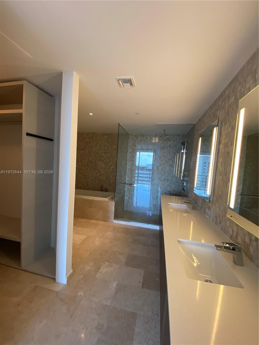 88 Southwest 7th Street, Unit 2010 Miami, FL 33130 - Photo 18 of 28