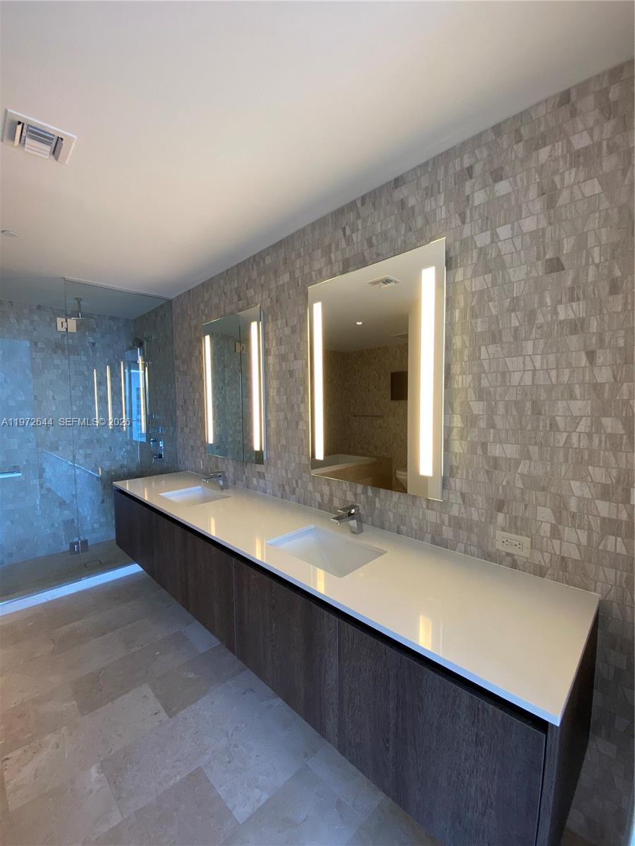 88 Southwest 7th Street, Unit 2010 Miami, FL 33130 - Photo 19 of 28