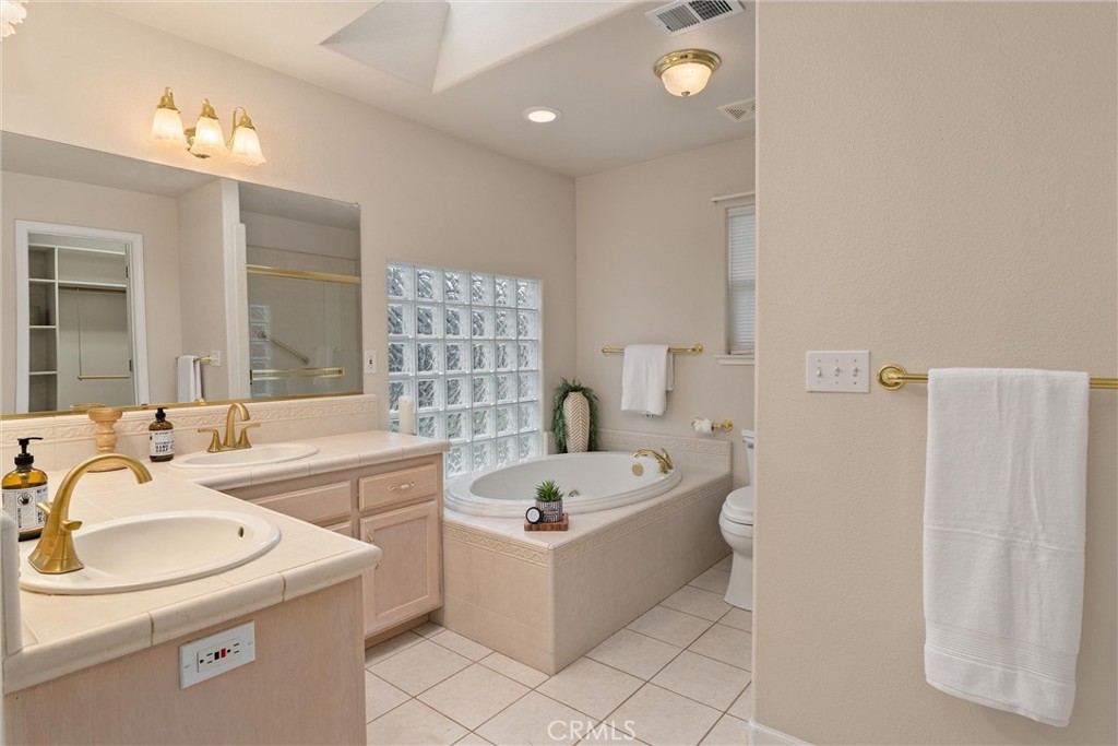 853 Coit Tower Way Chico, CA 95928 - Photo 38 of 49 a bathroom with a sink and a bathtub