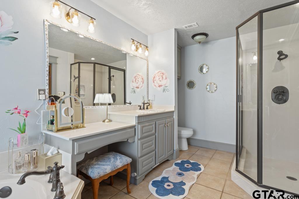 10433 County Road 334 Tyler, TX 75708 - Photo 18 of 43 a bathroom with a sink vanity granite and a toilet
