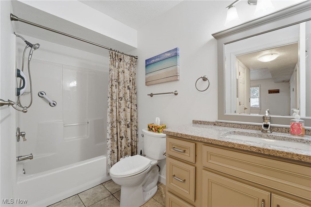 5237 West Lake Road West, Unit 1011 Ashtabula, OH 44004 - Photo 10 of 24 Full bathroom with shower/tub combo