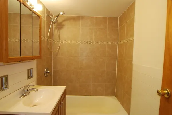 $1,395 | 2411 West Fargo Avenue, Unit 206, Chicago, IL 60645