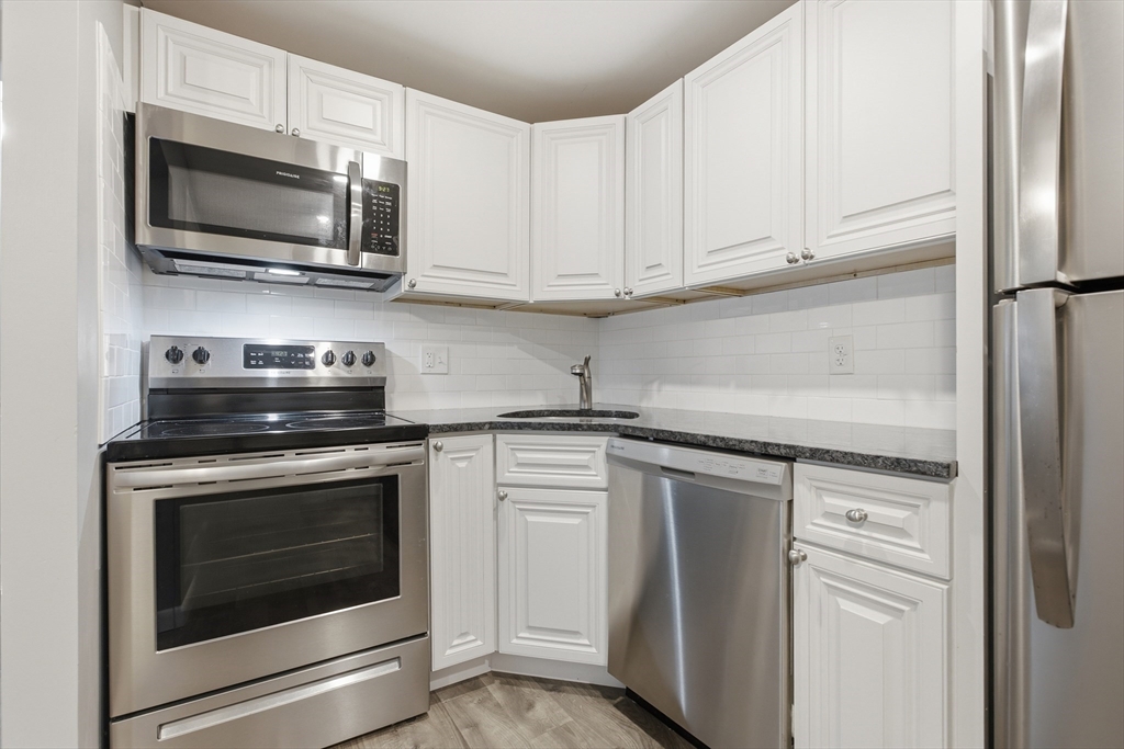 13 Hallmark Gardens, Unit 1 Burlington, MA 01803 - Photo 2 of 21