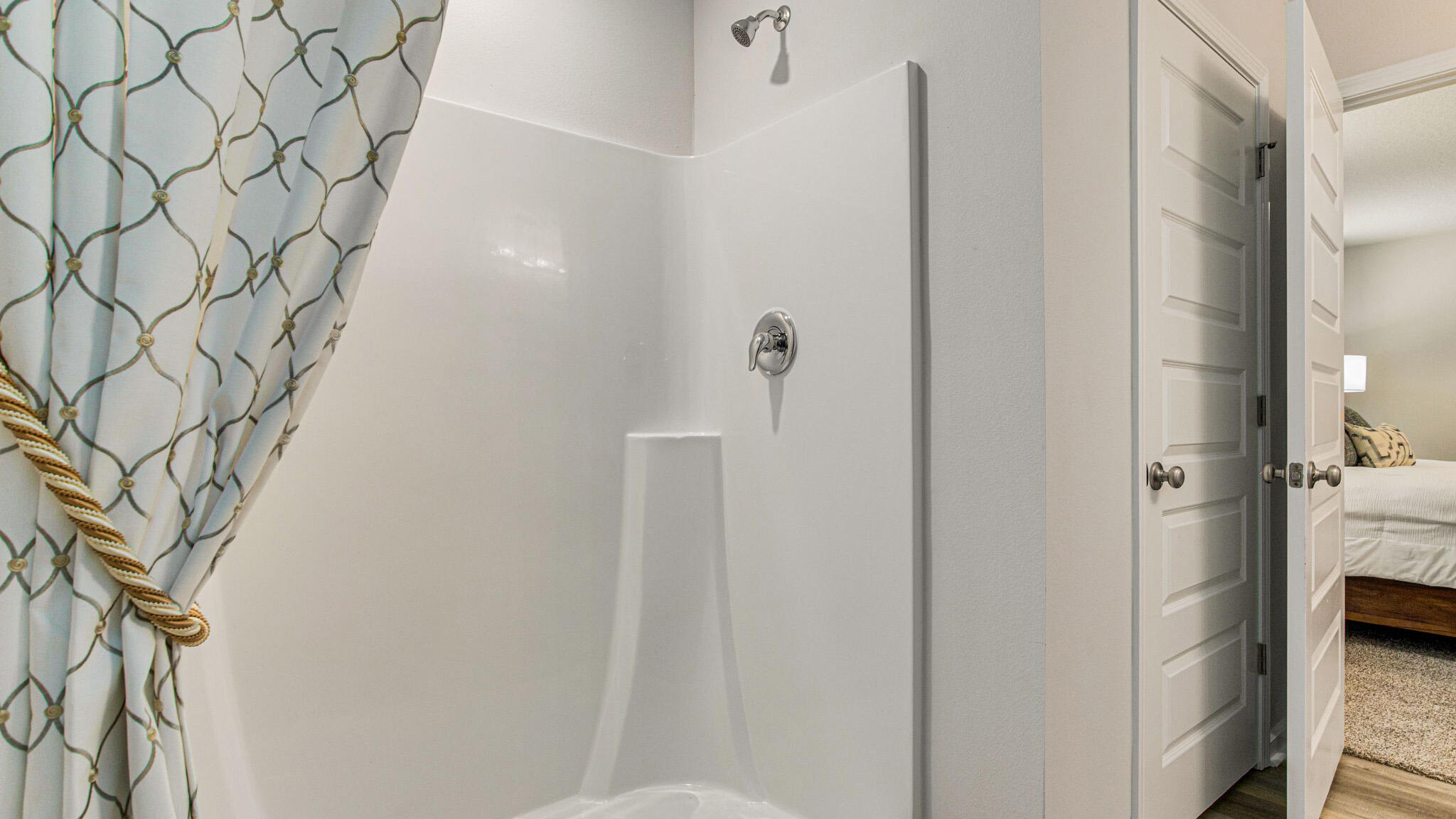 2419 South Silver Street Crestview, FL 32536 - Photo 17 of 37 a bathroom with a bathtub and shower