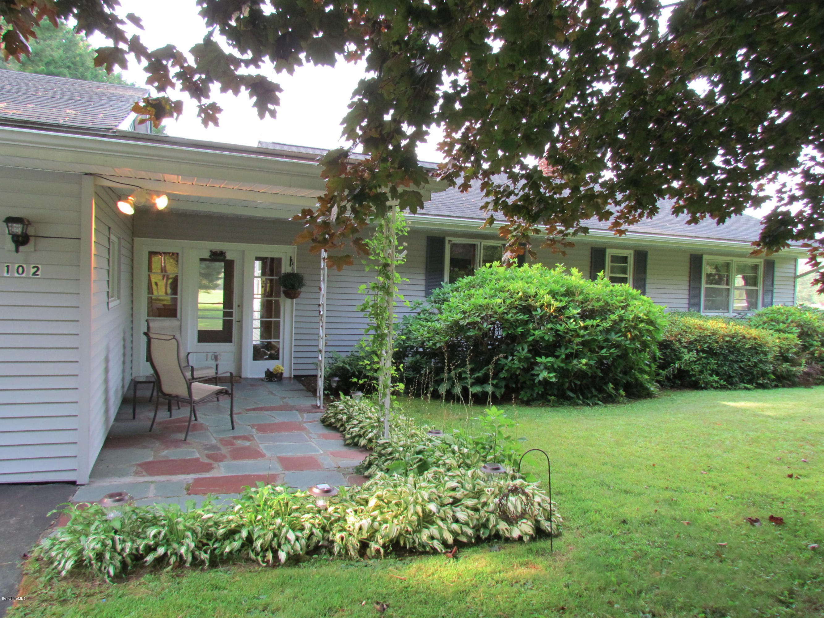 a view of a house with backyard and garden