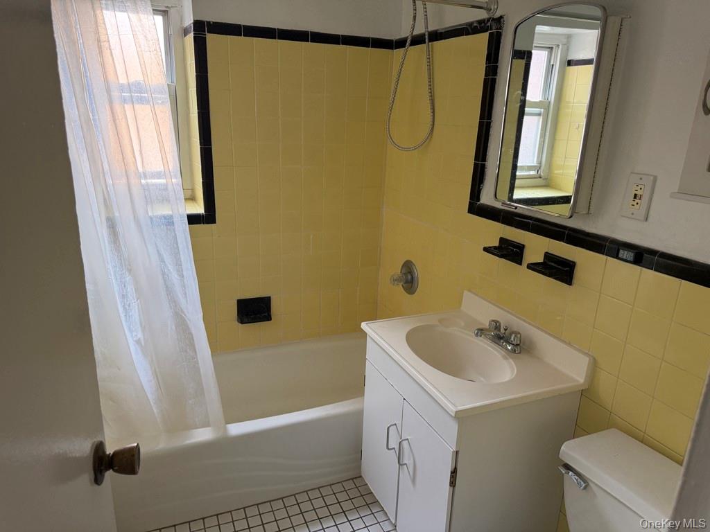 221 Middle Neck Road, Unit C1 Great Neck, NY 11021 - Photo 16 of 18