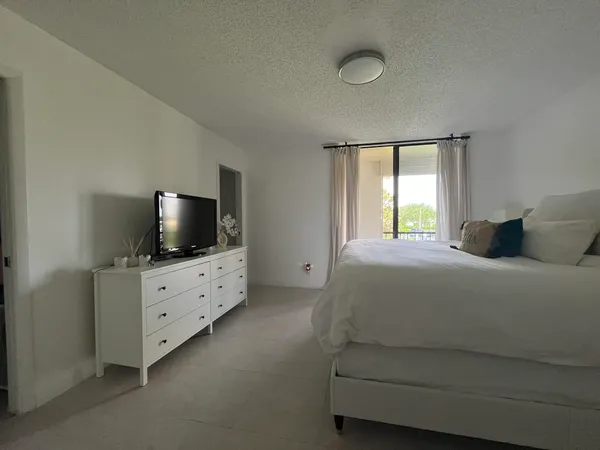 $2,000 | 5160 Las Verdes Circle, Unit 222, Delray Beach, FL 33484