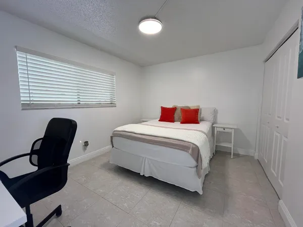 $2,000 | 5160 Las Verdes Circle, Unit 222, Delray Beach, FL 33484