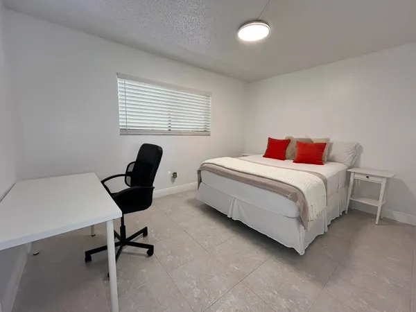 $2,000 | 5160 Las Verdes Circle, Unit 222, Delray Beach, FL 33484