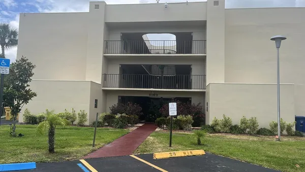 $2,000 | 5160 Las Verdes Circle, Unit 222, Delray Beach, FL 33484