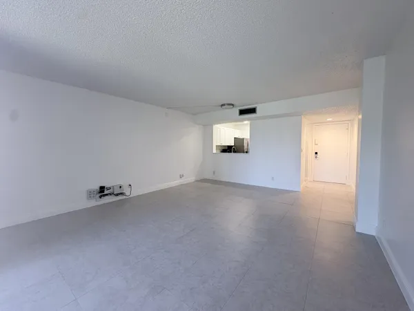 $2,000 | 5160 Las Verdes Circle, Unit 222, Delray Beach, FL 33484