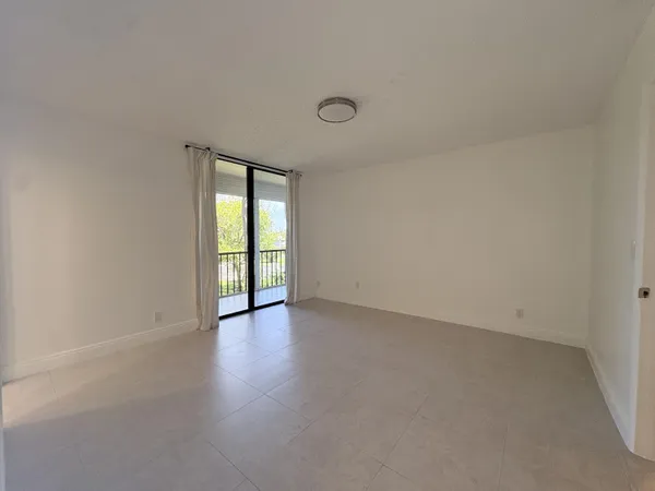 $2,000 | 5160 Las Verdes Circle, Unit 222, Delray Beach, FL 33484