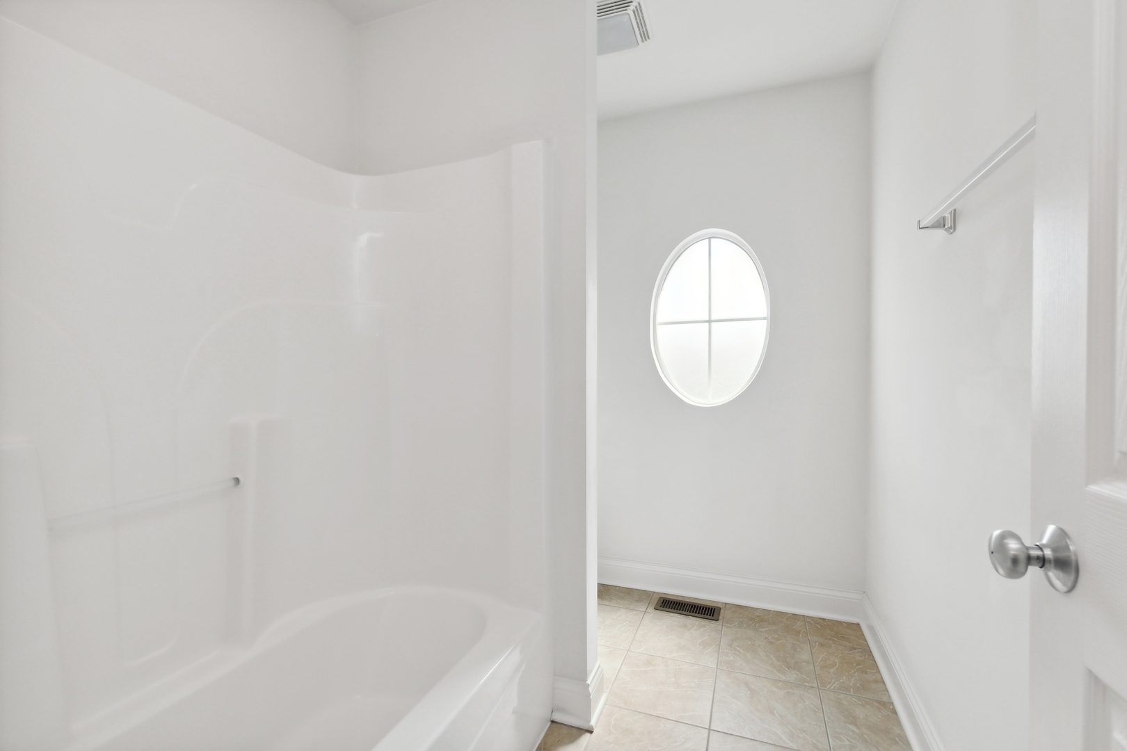 200 Reston Lane Gilberts, IL 60136 - Photo 24 of 34 a bathroom with a tub and mirror
