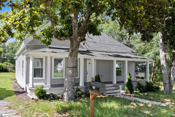 $250,000 | 904 West Hampton Street, Laurens, SC 29360