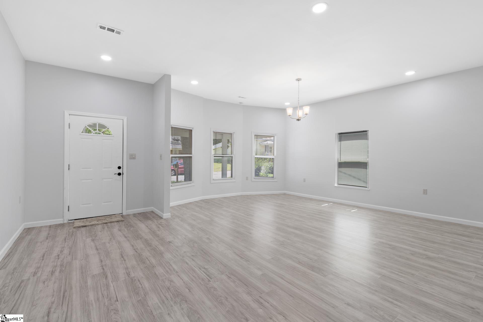 904 West Hampton Street Laurens, SC 29360 - Photo 6 of 35