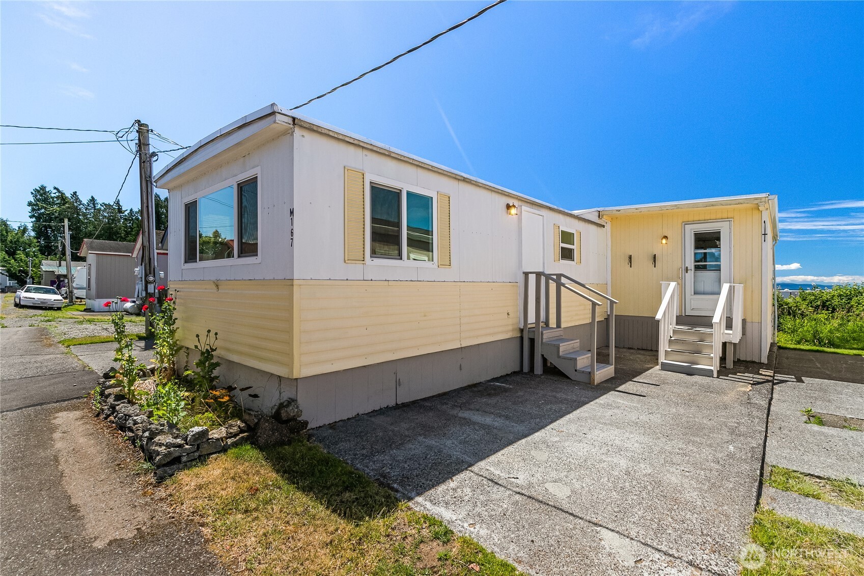 a view of a house with a yard