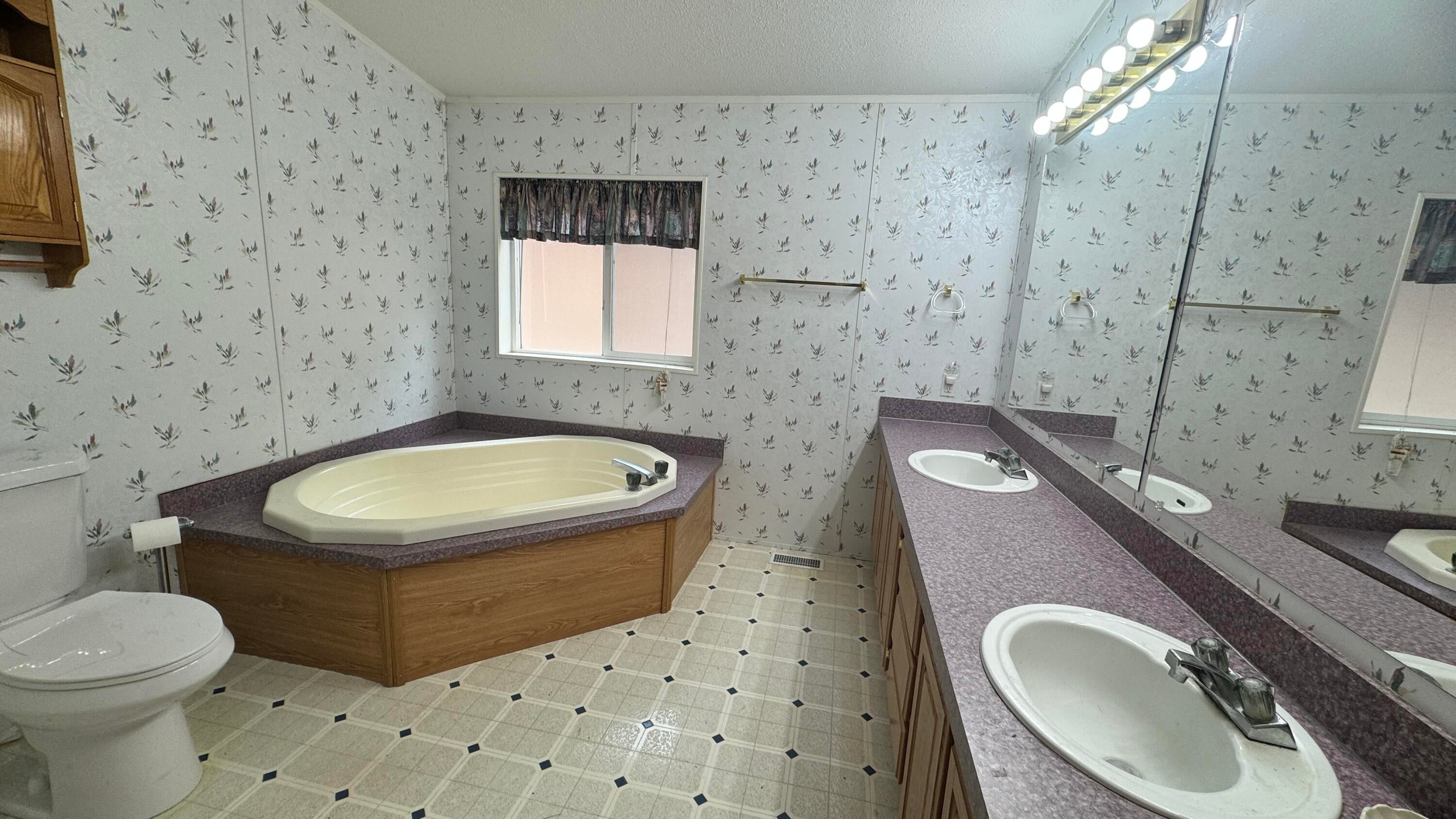 9777 Old Fort Road Klamath Falls, OR 97601 - Photo 23 of 45 Soaker tub and separate stand up shower