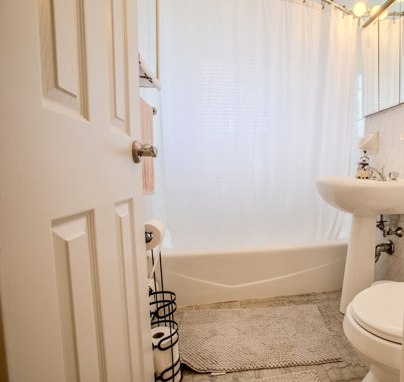 15 Westgate Road, Unit 6 Chestnut Hill, MA 02467 - Photo 15 of 20 a bathroom with a sink a toilet and a tub