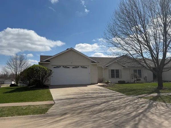 $324,900 | 34 Madison Circle, Davenport, IA 52806