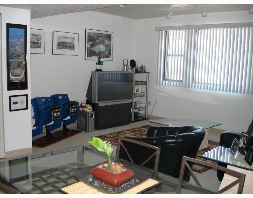 3260 Niagara Square Pittsburgh, PA 15213 - Photo 2 of 5 Living Room.