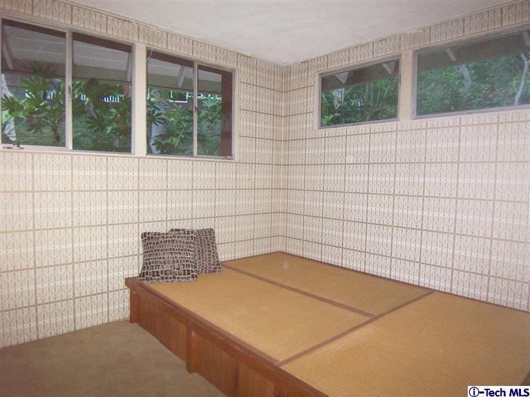 Undisclosed Address Pasadena, CA 91103 - Photo 21 of 33 a bathroom with a bathtub