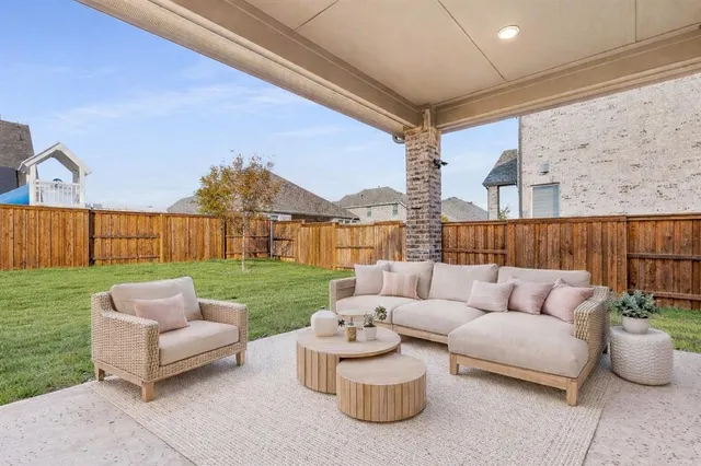 a view of a house with backyard and garden