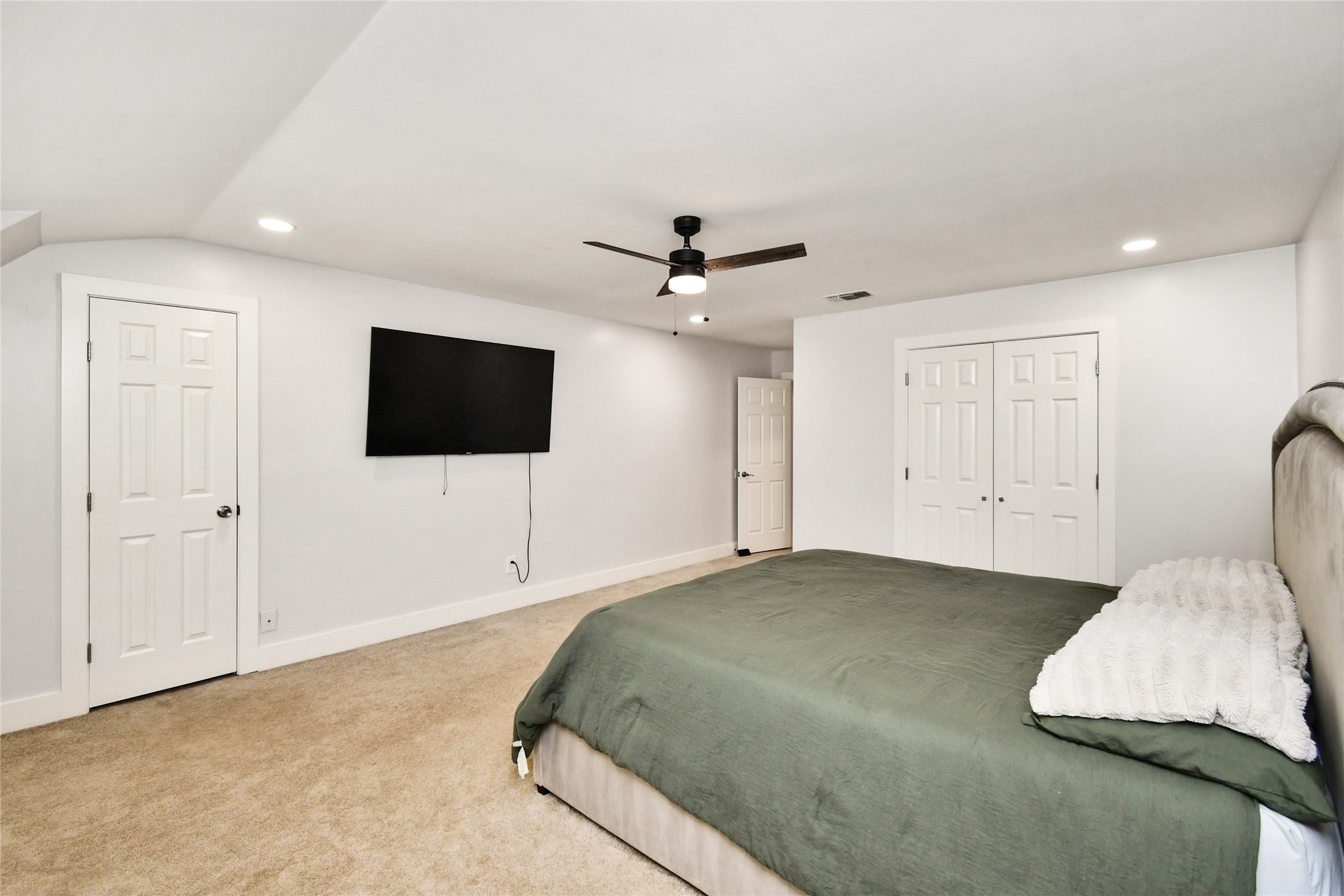 6426 Kentwick Drive, Unit 24/4 Houston, TX 77084 - Photo 24 of 36 a spacious bedroom with a bed and a flat screen tv