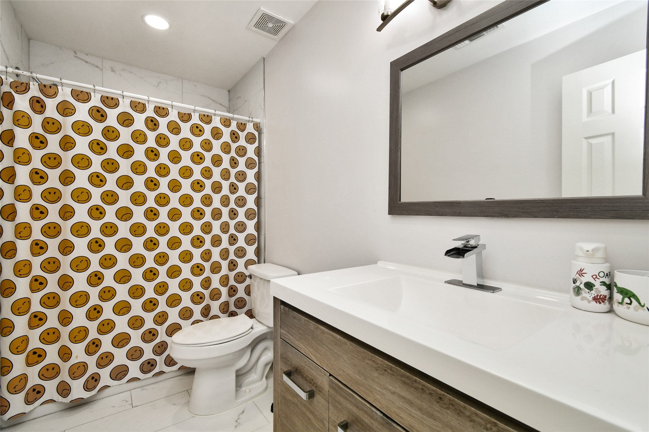 6426 Kentwick Drive, Unit 24/4 Houston, TX 77084 - Photo 28 of 36 a bathroom with a sink and a mirror