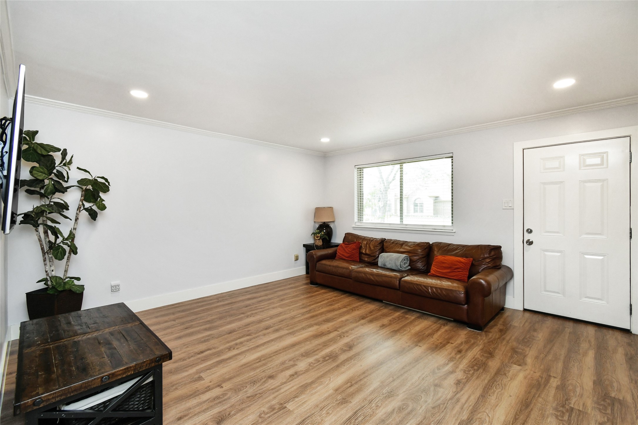 6426 Kentwick Drive, Unit 24/4 Houston, TX 77084 - Photo 5 of 36 a living room with furniture and a potted plant