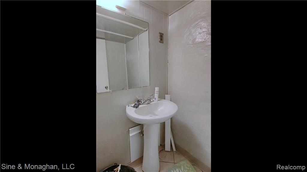 951 Roslyn Road Grosse Pointe Woods, MI 48236 - Photo 22 of 29