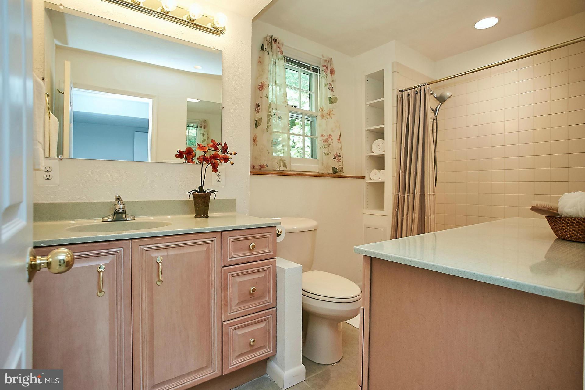 6900 Newman Road Clifton, VA 20124 - Photo 13 of 30 Bath