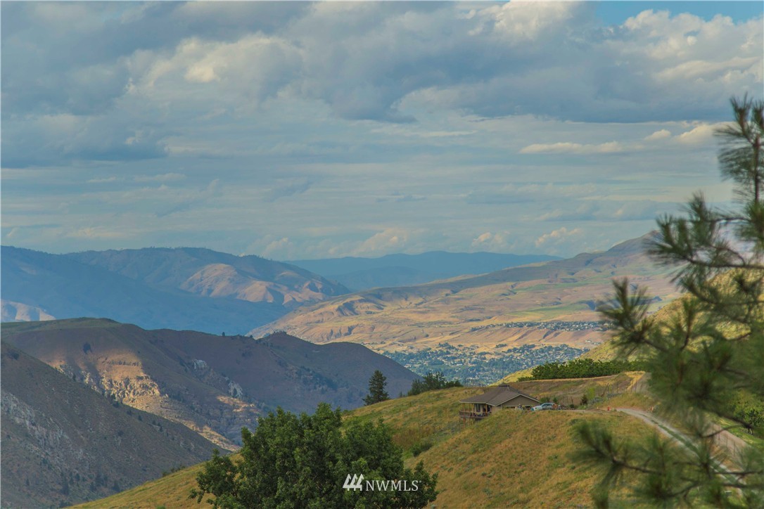 5330 Whispering Ridge Road Wenatchee, WA 98801 - Photo 1 of 25 Gallery Image 1
