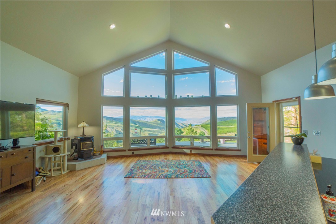 5330 Whispering Ridge Road Wenatchee, WA 98801 - Photo 2 of 25 Gallery Image 2