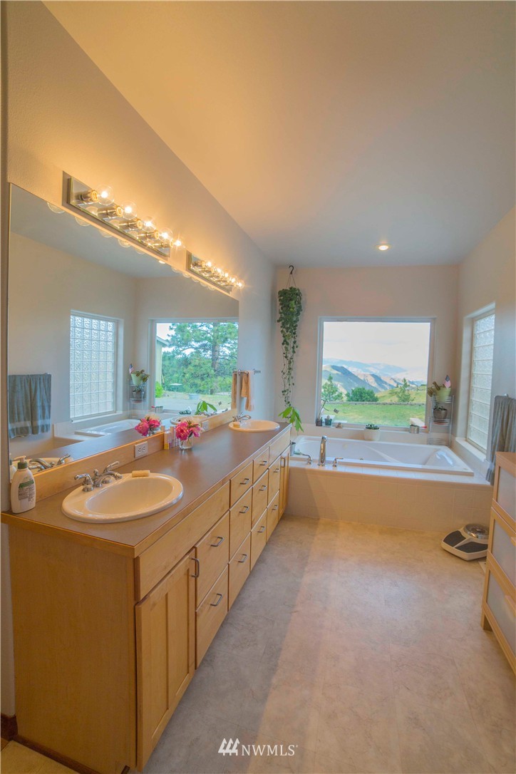 5330 Whispering Ridge Road Wenatchee, WA 98801 - Photo 11 of 25 Gallery Image 11