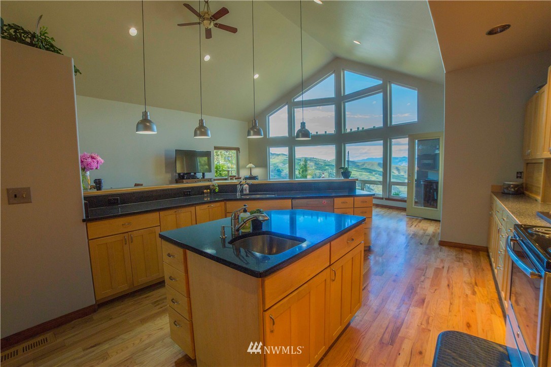 5330 Whispering Ridge Road Wenatchee, WA 98801 - Photo 6 of 25 Gallery Image 6