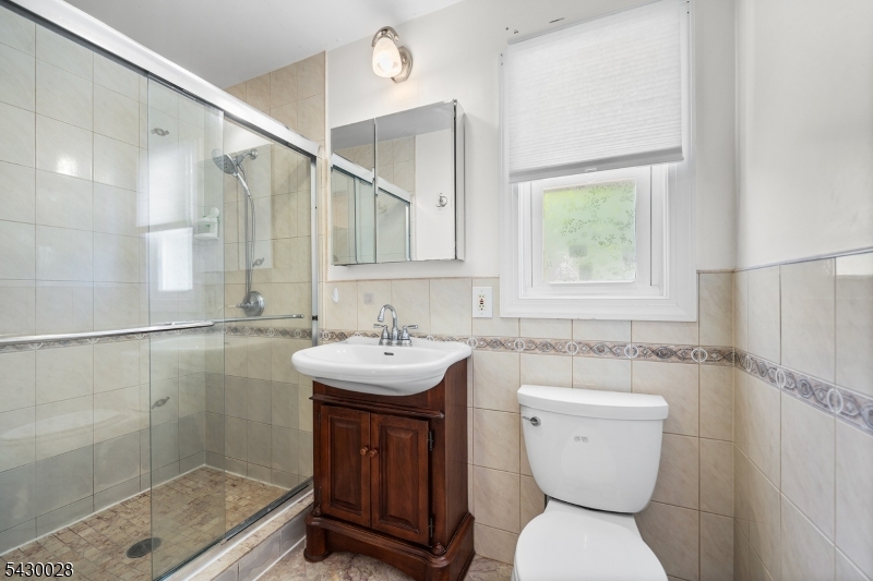 124 Crain Road Paramus, NJ 07652 - Photo 21 of 48