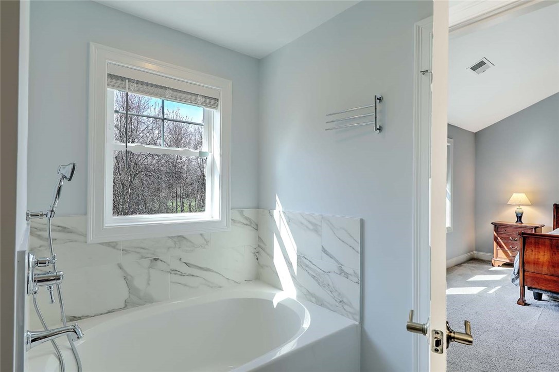 7 Kendal Court Cranston, RI 02921 - Photo 35 of 48 Primary Suite Tub