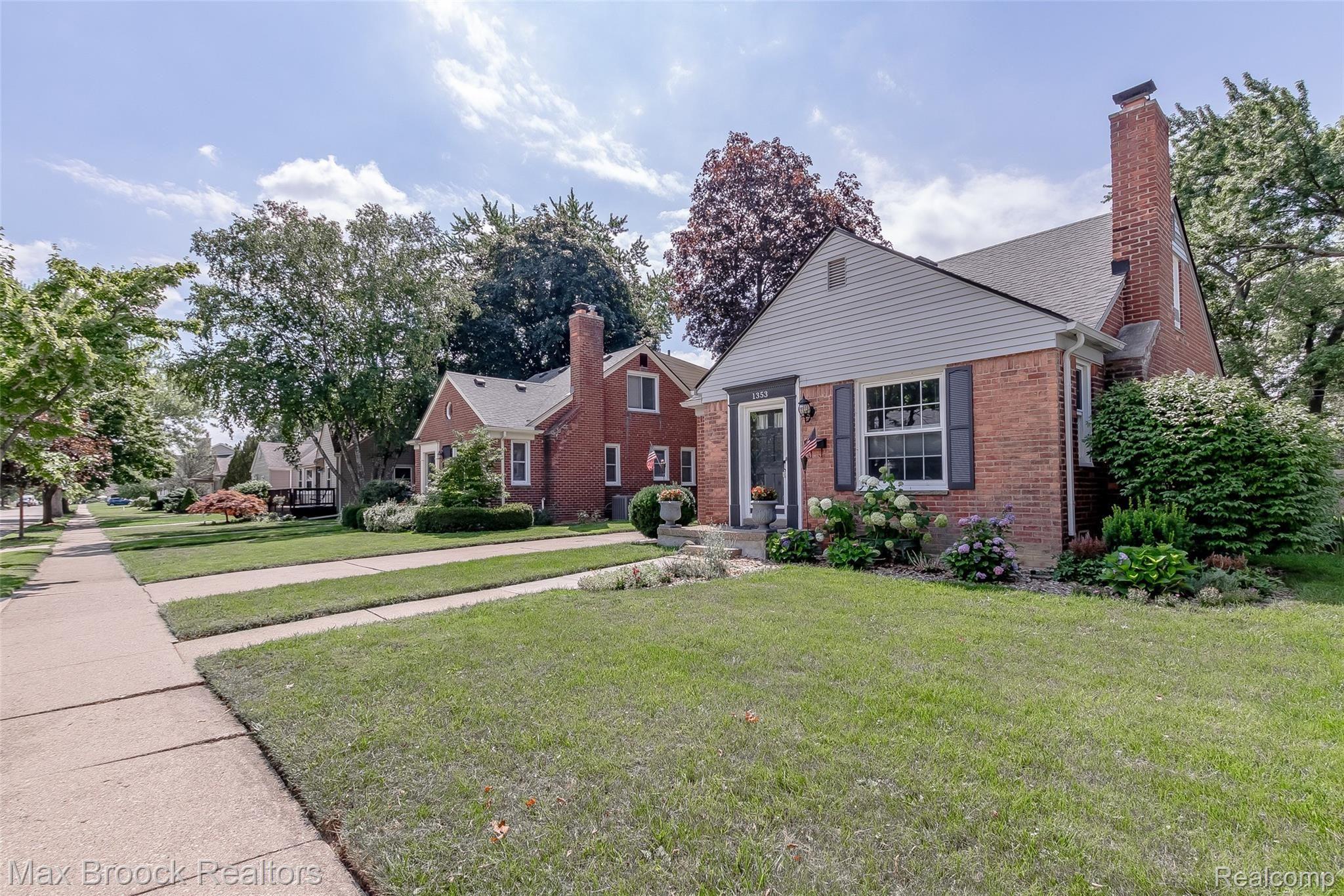 1353 Columbia Road Berkley, MI 48072 - Photo 3 of 29 IMG_1048-HDR.jpg