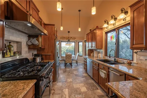 $879,000 | 26335 Walnut Hills Drive, Lake Arrowhead, CA 92352