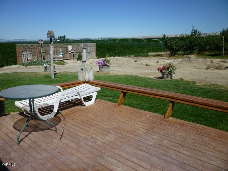 1411 Independence Road Outlook, WA 98938 - Photo 14 of 18 a yard with table and chairs