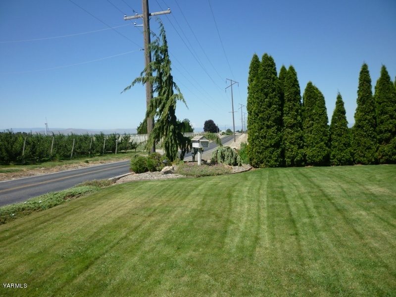 1411 Independence Road Outlook, WA 98938 - Photo 16 of 18 a backyard of a house with table and chairs