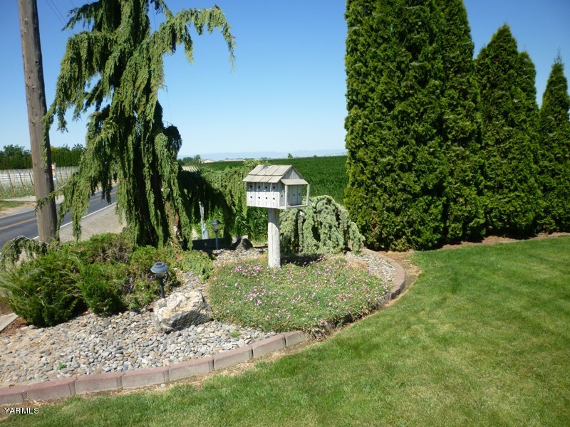 1411 Independence Road Outlook, WA 98938 - Photo 17 of 18 a view of a backyard