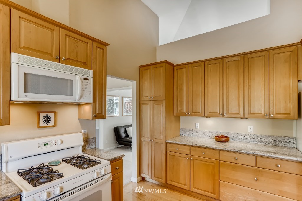 5729 148th Street Southwest Edmonds, WA 98026 - Photo 10 of 30 Gallery Image 10