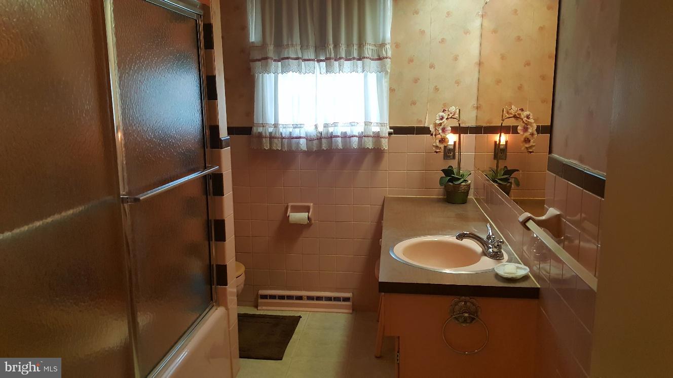 3615 Rosewood Road Reading, PA 19605 - Photo 11 of 22 Full tiled bath
