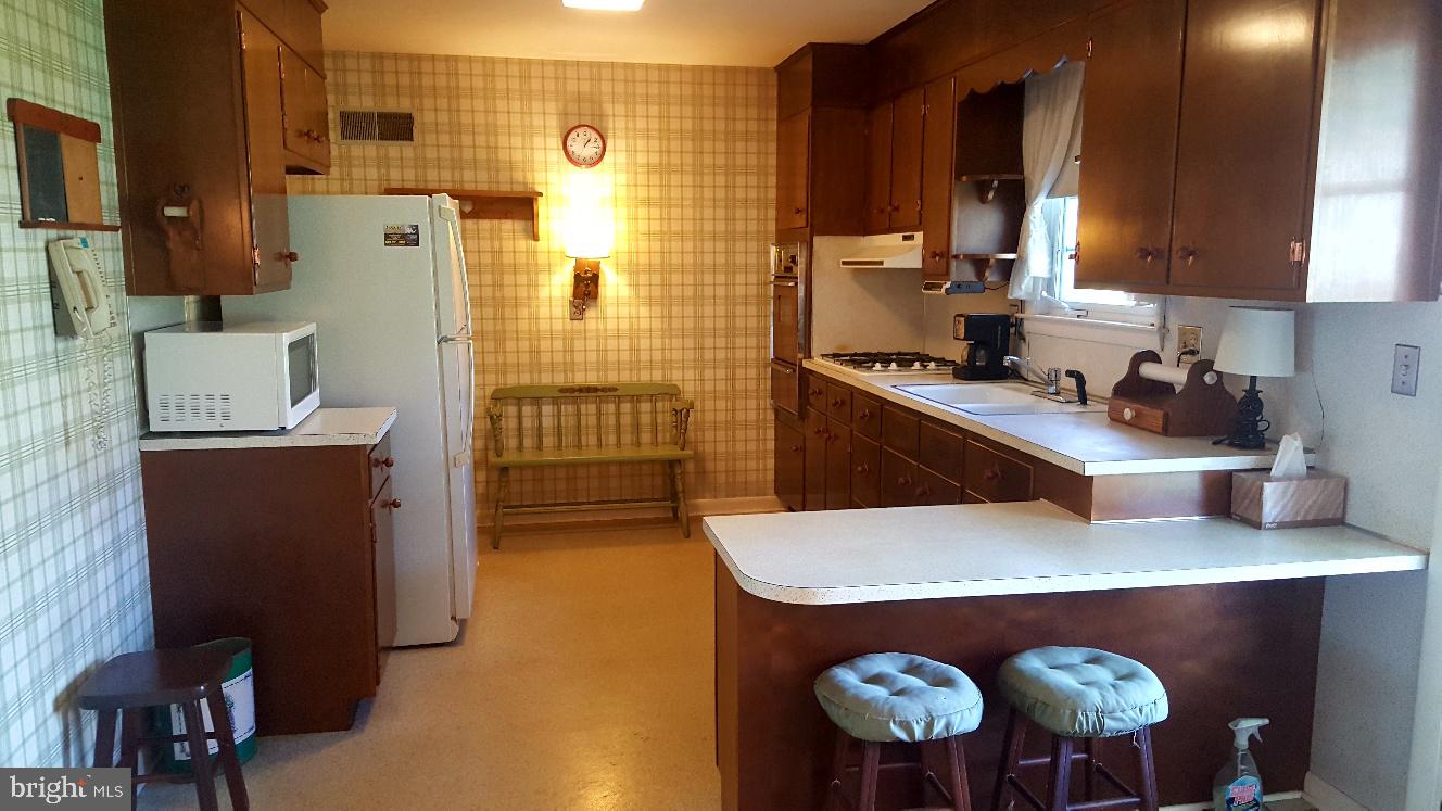 3615 Rosewood Road Reading, PA 19605 - Photo 10 of 22 Kitchen with breakfast counter